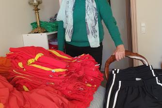 På billedet ses Inger-Lise Katballe med det donerede sportstøj 