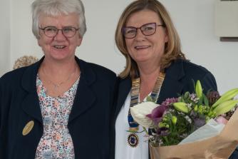 Udveksling af kæde, pastpræsident-nål og blomster mellem Birthe Rasmussen og Anne Sloth-Egholm